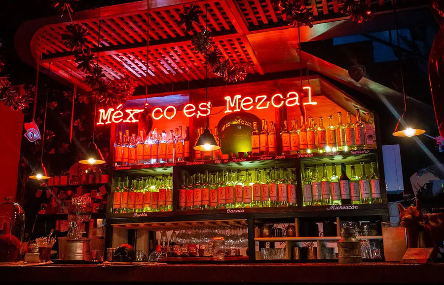 Beleuchtete Bar. Schriftzug "Mexico es Mezcal"